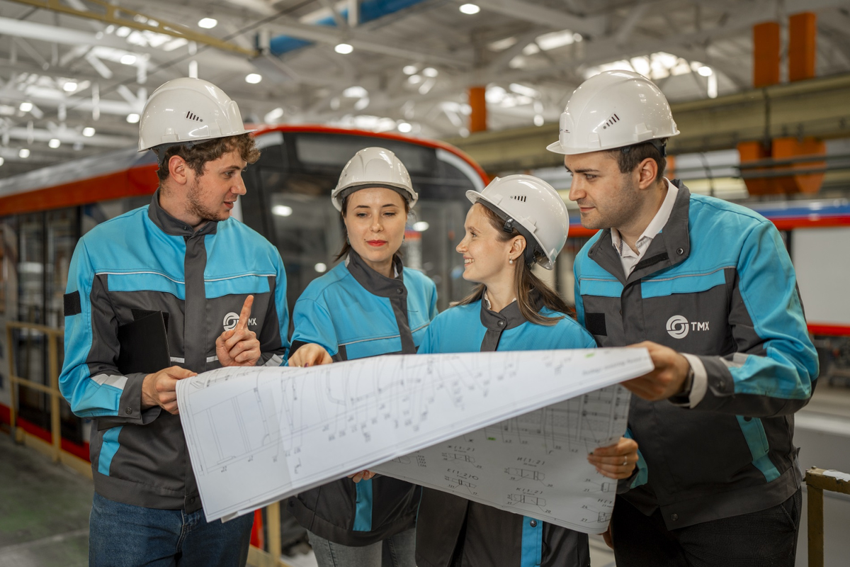 Сотрудники «Метровагонмаша» на предприятии. Источник: ТМХ