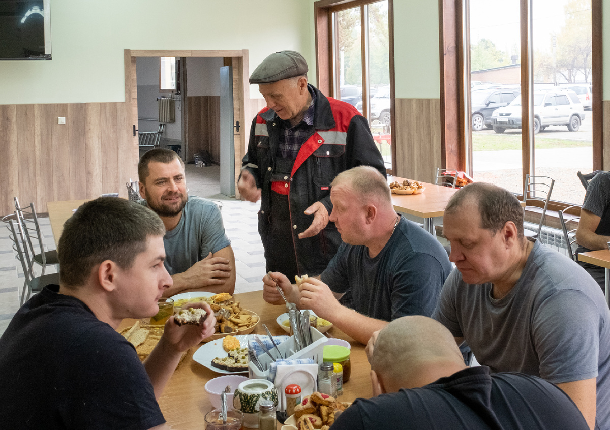 Директор завода Хасан Карагужин "мешает" ребятам обедать... 🫣