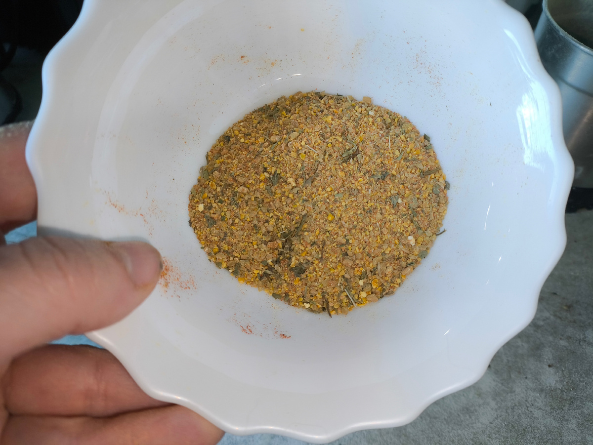 Тифлокомментарий. В мисочке смесь приправ