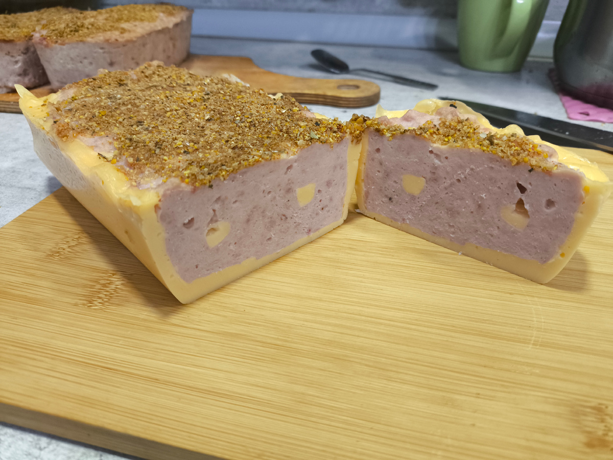 Тифлокомментарий. Мясной хлеб в сырной оболочке в разрезе