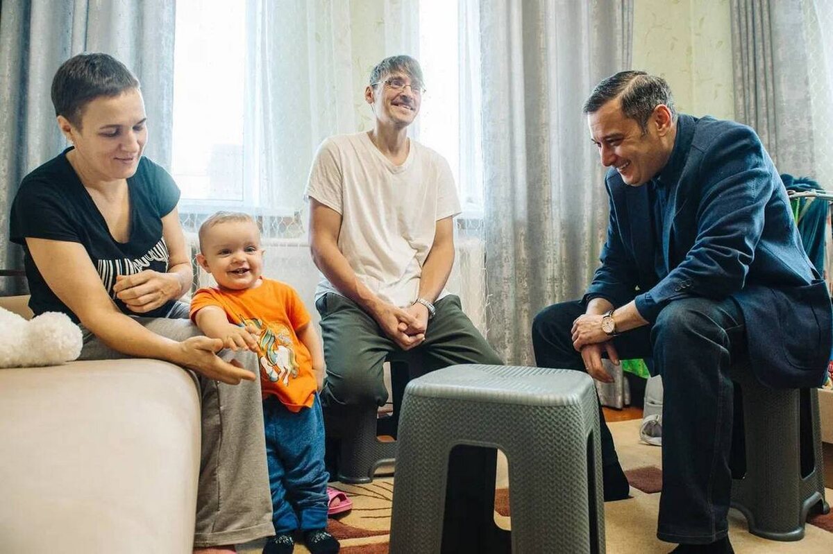    Александр Хинштейн навестил семью, более 3 месяцев скрывавшуюся в подвале от ВСУ в Курской области