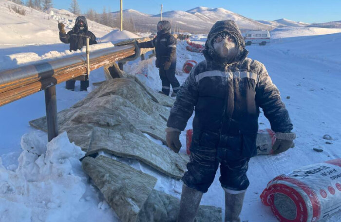 Взамен размороженных труб аварийная бригада прокладывает новый водовод / Фото: пресс-служба Магаданского центра МЧС России.