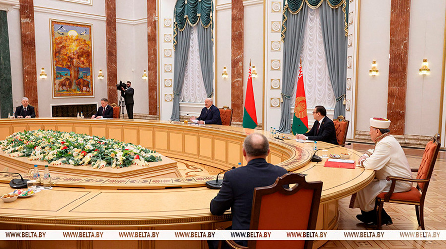    Лукашенко предложил создать в Беларуси центры притяжения для всех конфессий