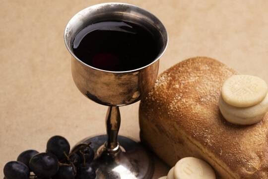    Англиканская церковь посчитала безалкогольное вино и безглютеновый хлеб неподходящими для причастия