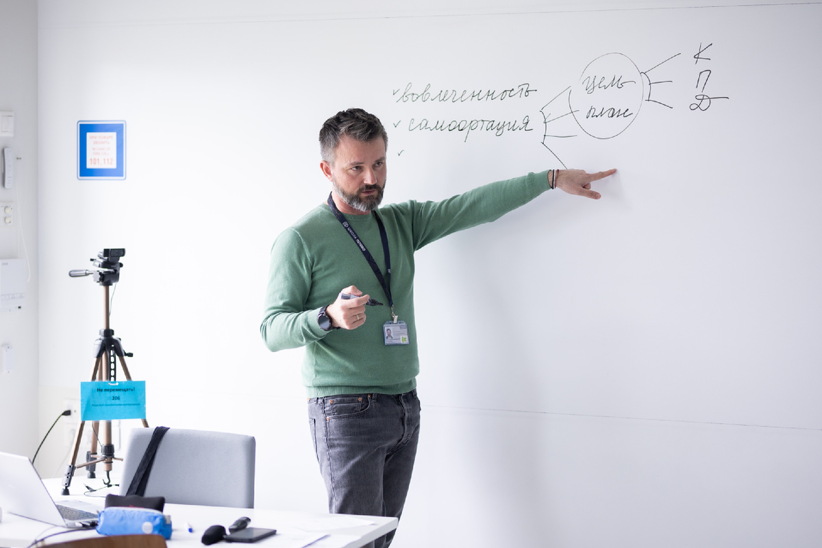 Фото из школьного архива: Дмитрий Владимирович на занятии