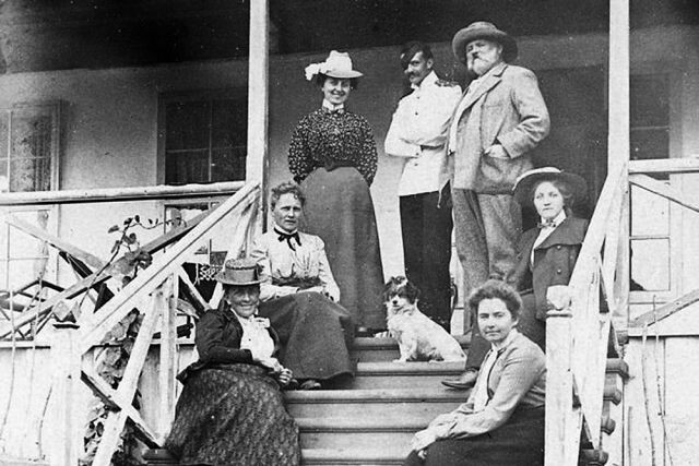 Крупная фигура в центре - О.В.Линдгольм