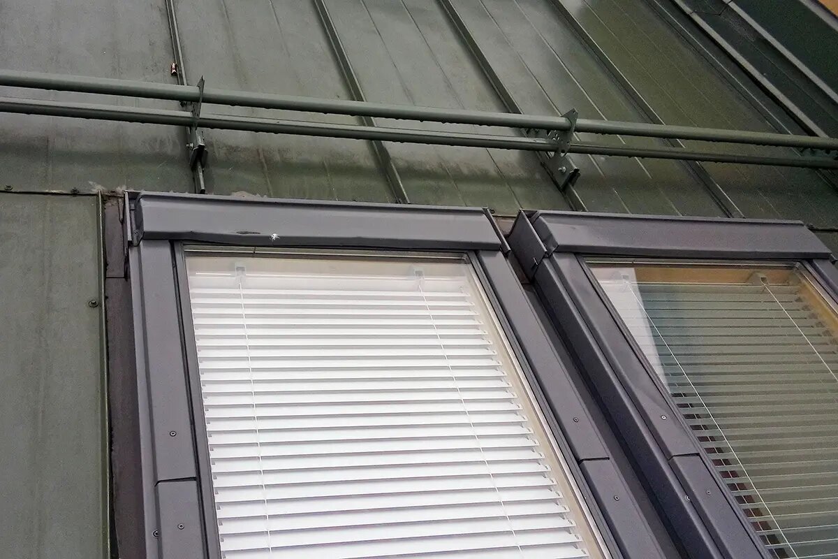 Снегозадержатель над мансардным окном. Изображение с сайта favor-group.ru