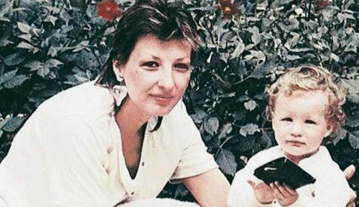 Маленькая Кэти с мамой, женой Андро