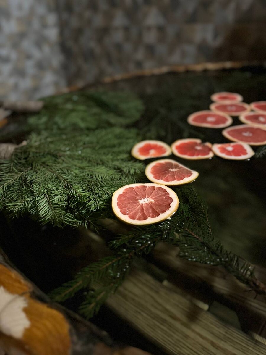 Купель с проходной водой, грейпфрутами и еловыми ветками