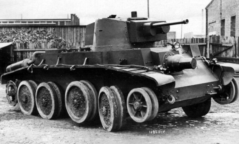 Колёсно-гусеничный лёгкий танк 10TP (колёсный ход).
Источник: warspot.ru