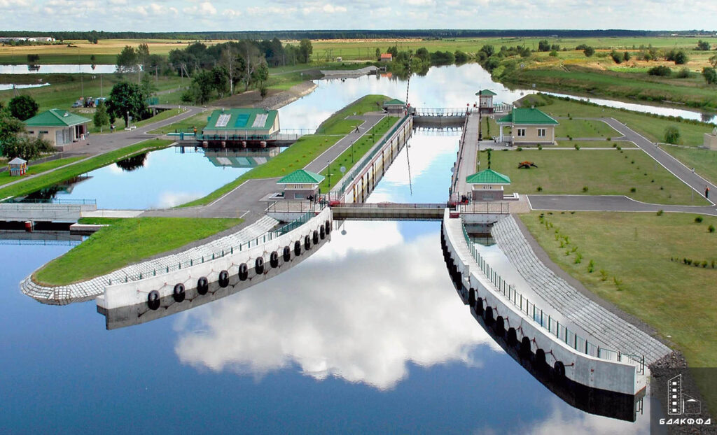 Гидроэлектростанция «Дубой» РУЭСП «Днепро-Бугский водный путь» Министерства транспорта и коммуникаций Беларуси, В. Чеберкус, БелТА, Пинский район, Брестская область, сентябрь 2009 г. Расширенный еще в 1929-1939 годах у Пинска участок канала был реконструирован уже в суверенно Беларуси — в 2004-2006 годах и отличается наиболее современным видом, хорошо сочетающимся с природными красотами.