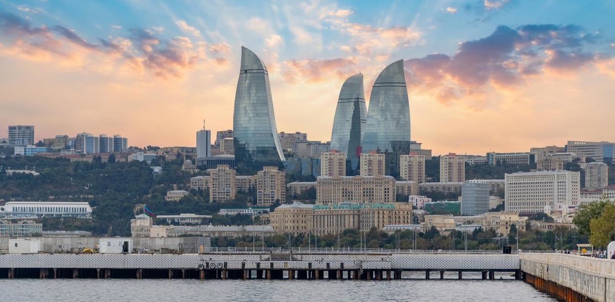 — Баку — столица Азербайджана, где современная архитектура гармонично сочетается с древними культурными традициями. Это идеальное место для тех, кто хочет познакомиться с восточным гостеприимством и насладиться богатой историей города.