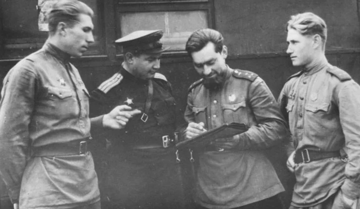 Николай Шутт второй справа 
