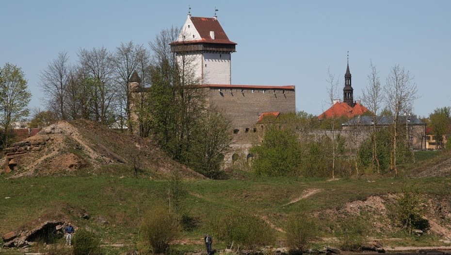    Нарвский замок. Нарва, Эстония. Вид с российского берега. Автор фото: Trend/Андрей Федоров