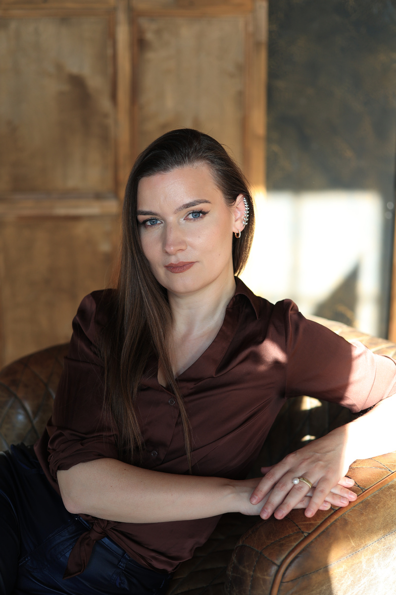 Связаться с автором канала можно через почту, в шапке профиля или ТГ: t.me/verashabanovavoice 