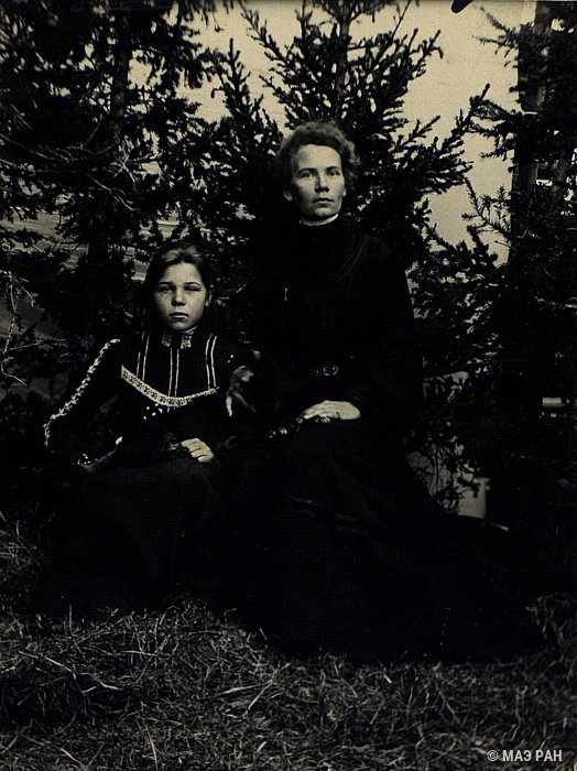 Ижемская учительница Елизавета Николаевна Гойчевская со служанкой. 1904