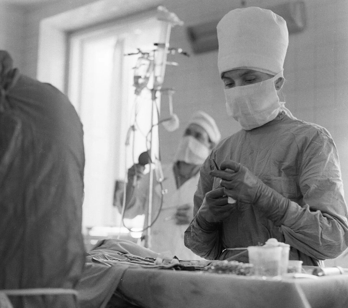 Врач ставит капельницу больному. Архивное фото