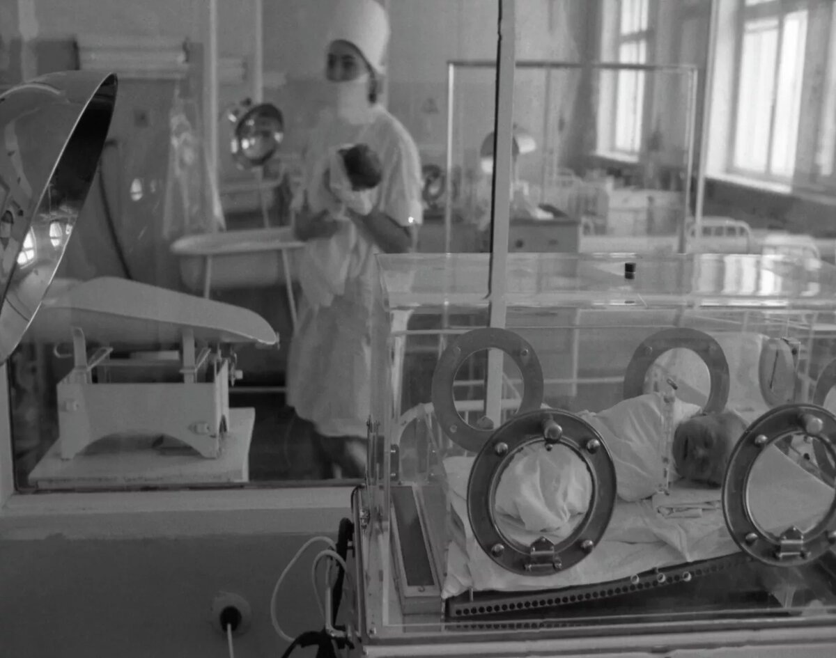 Медсестра с ребенком в больнице. Архивное фото