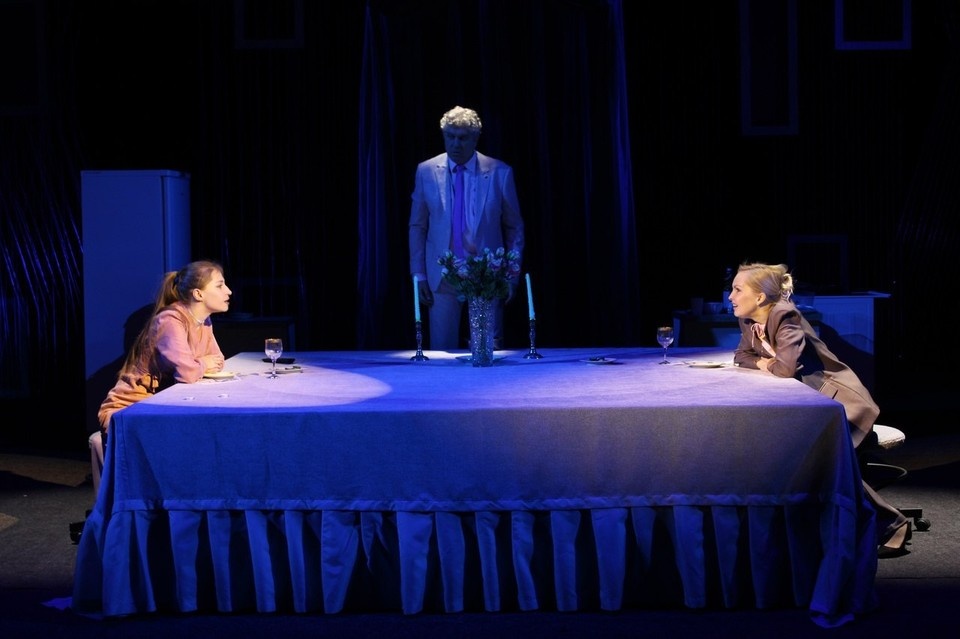    Премьеру комедии «Три плюс кот» показали в Ставрополе. Фото: Ставропольский театр драмы им. М.Ю. Лермонтова