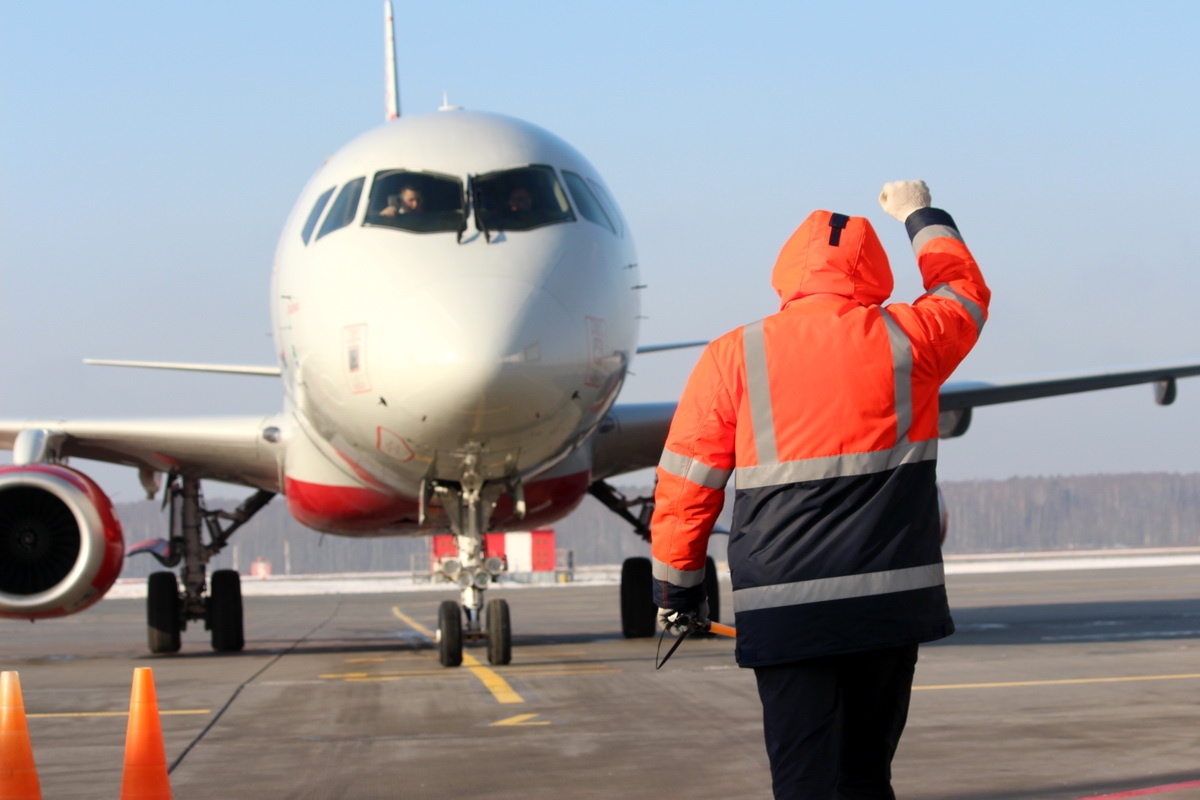 Сложно даже представить, что всего каких-то 102 года назад из Москвы в Нижний Новгород был выполнен первый в России регулярный авиарейс. С тех пор эта дата считается праздником всех отечественных авиаторов. Сейчас сложно представить жизнь без самолета: 9 часов и ты на самом дальнем востоке России, 12 часов и ты на Кубе. От Нижнего до Москвы и вовсе, как шутят летчики, 10 минут горизонтального полета. Но для того, чтобы провести это время в небе, проводится огромная работа на земле. Посмотрим, на примере международного аэропорта Нижнего Новгорода?