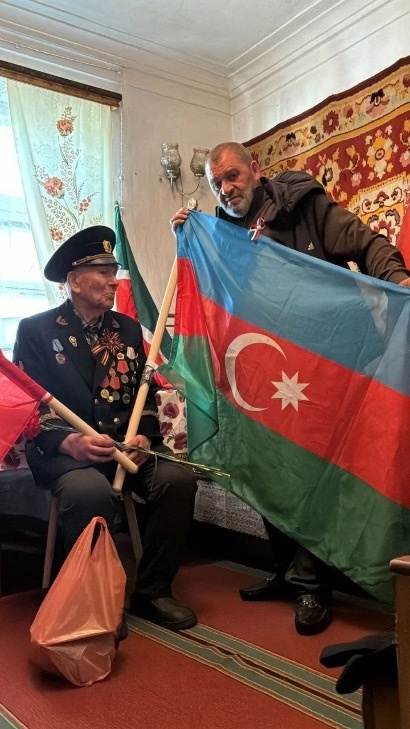   Азербайджанская диаспора всучила свой флаг ещё оставшимся в живых старикам, ветеранам ВОВ