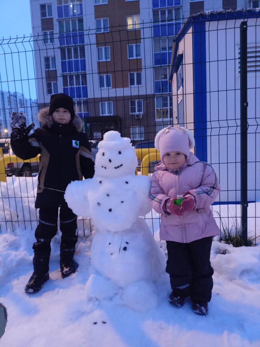 Внуки  снеговика  лепили  на зимних каникулах. 