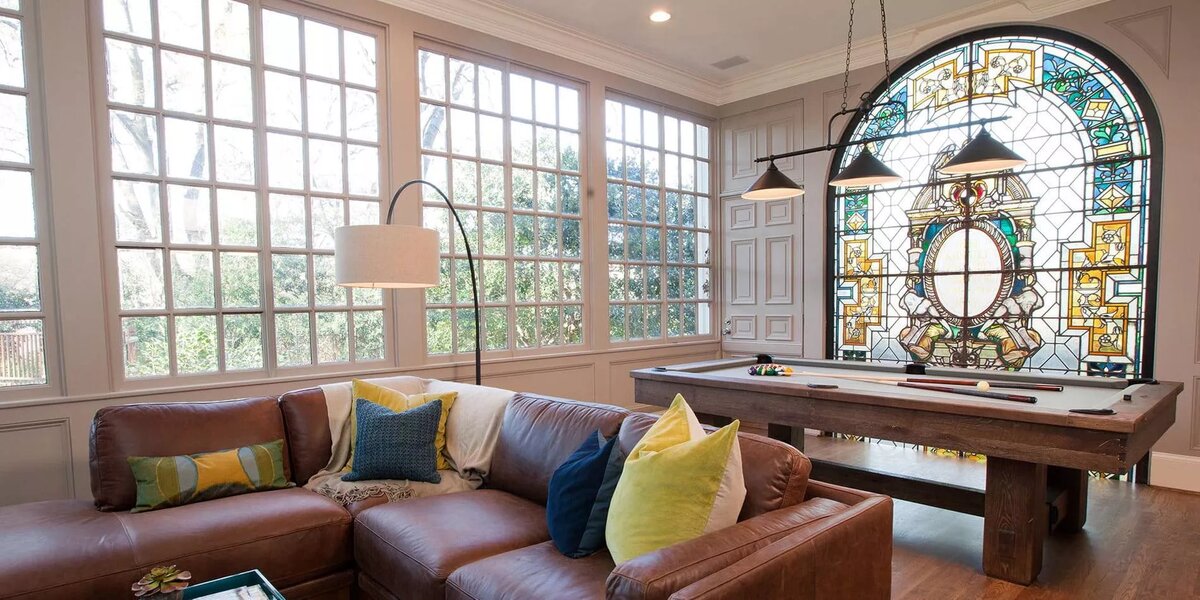 Винтажное стекло можно использовать в оконных проемах или перергородках.