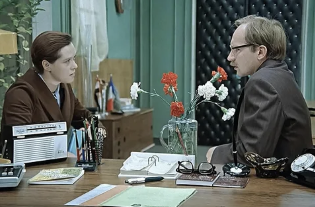 кадр из фильма "Служебный роман" 