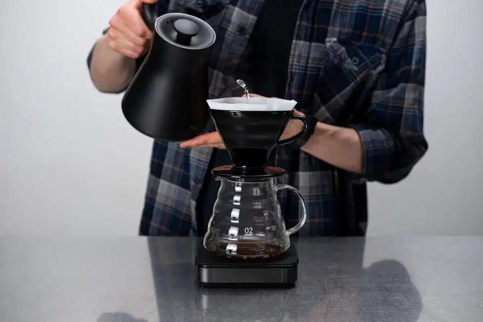 С функцией оттаривания удобно отмерять нужное количество кофе: засыпать его прямо в пуровер, обнулить весы и тут же определить вес зерна