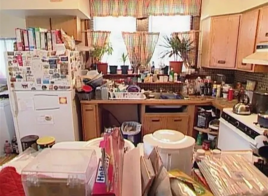 Фотография из открытых источников. Кухня не российская, определила по плите. Прекрасно всё, кроме количества всего)). Мне всегда кажется, что холодильники стонут и плачут под магнитным грузом мирового туризма)) и записочек. Мы все привыкаем к картинке нашего жилища и глаз замыливается.... А фото выглядит не очень... Простите, пожалуйста, я позволю себе вольность... Складывается впечатление и кажется, что воспоминания о путешествиях и мечты о несбывшихся путешествиях люди заедают. Как стресс о несбывшейся мечте... Имхо. 