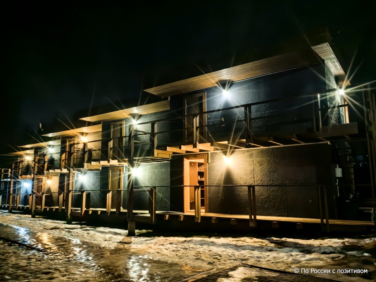 Домики с номерами. Мы жили в этом на 1 этаже.