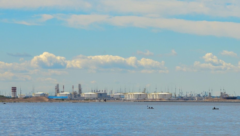    Терминал перевалки нефти в порту Усть-Луга. Иллюстрация. Автор фото: Тихонов Михаил