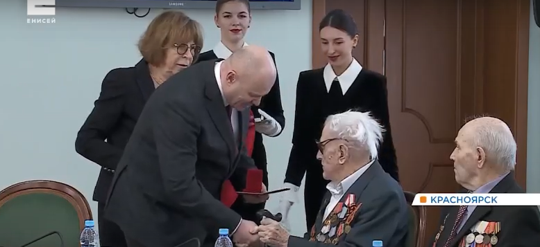     После предложения Путина 34 ветерана получили звания почетного гражданина Красноярска