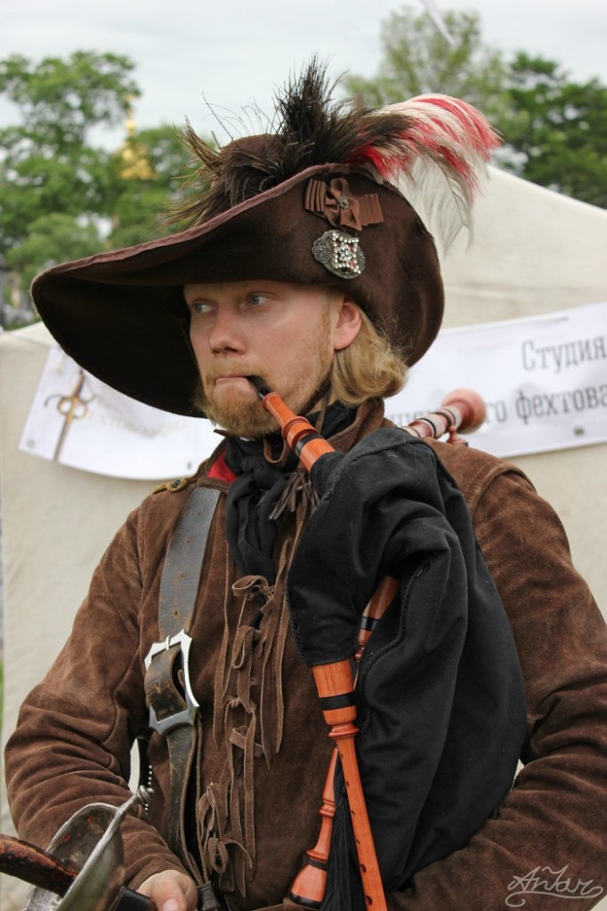 Человек с волынкой - из семейного архива.