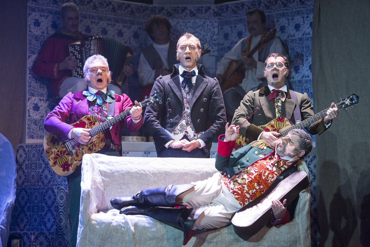 Фотография со спектакля "Ревизор" в «Театре РОСТА» в Царицыно. Источник: teatr-rosta.ru