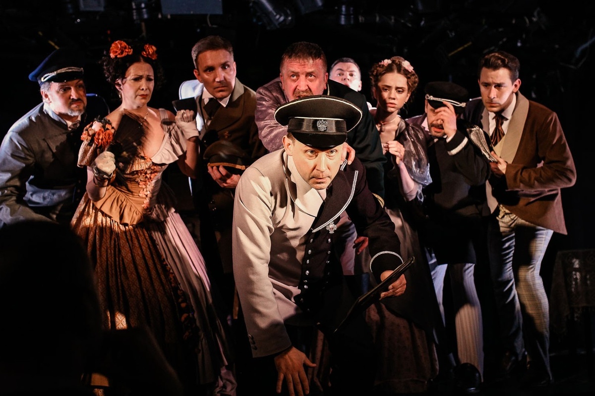 Фотография со спектакля "Ревизор" Московском детском музыкально-драматическом театре. Источник: pokolenie-teatr.ru. Листайте, чтобы увидеть больше