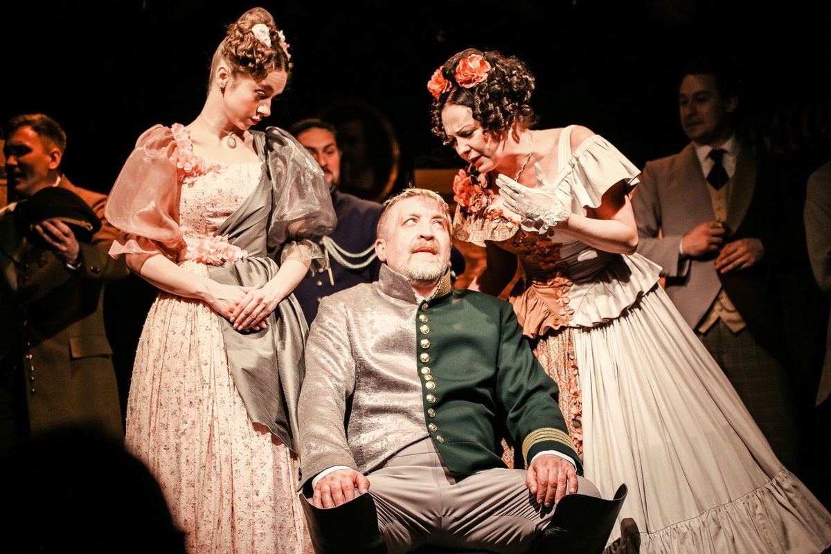 Фотография со спектакля "Ревизор" Московском детском музыкально-драматическом театре