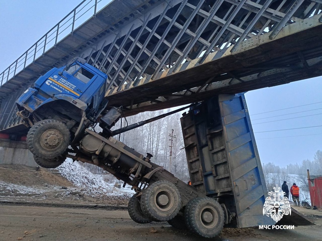 Грузовик в Тверской области зацепил мост и надолго «завис»
