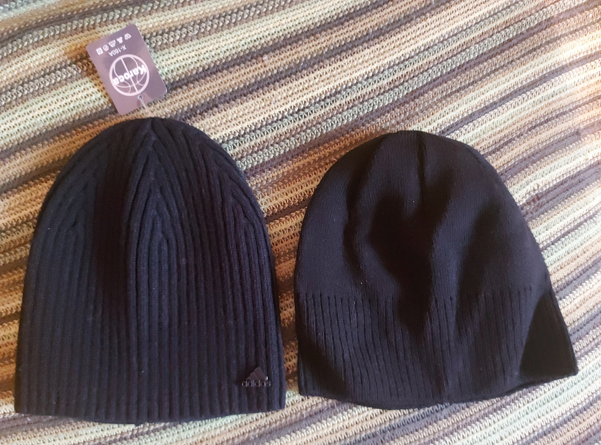 Две чёрные шапки - одна потеплее, другая полегче