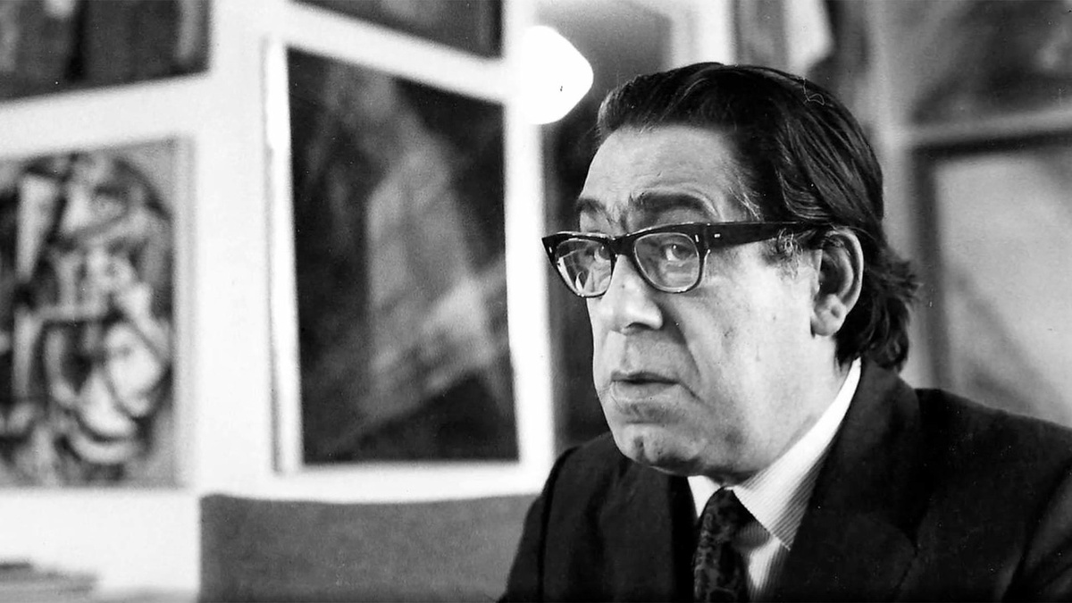 Георгий Костаки на фоне своей коллекции