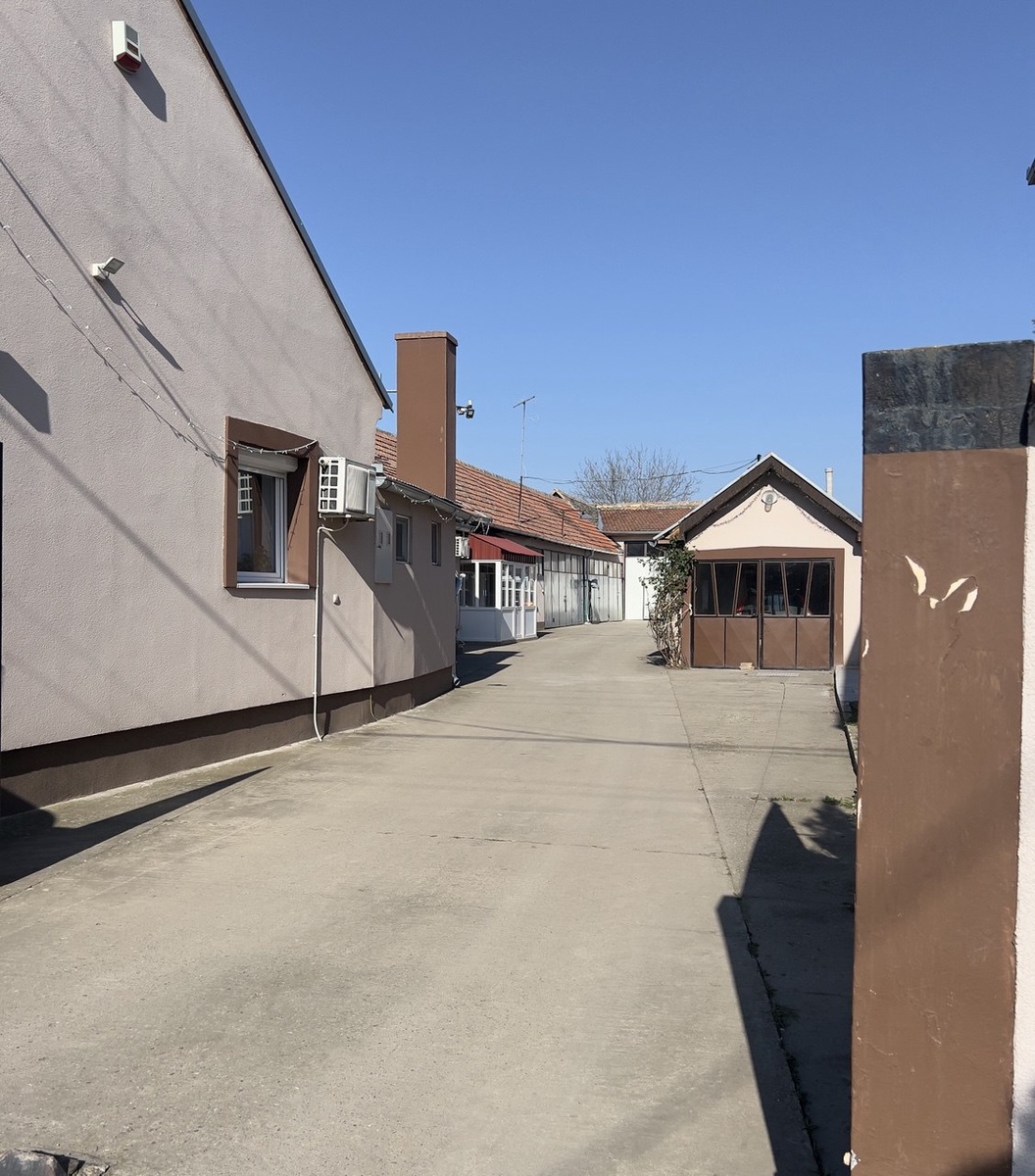 Просторный сербский двор.