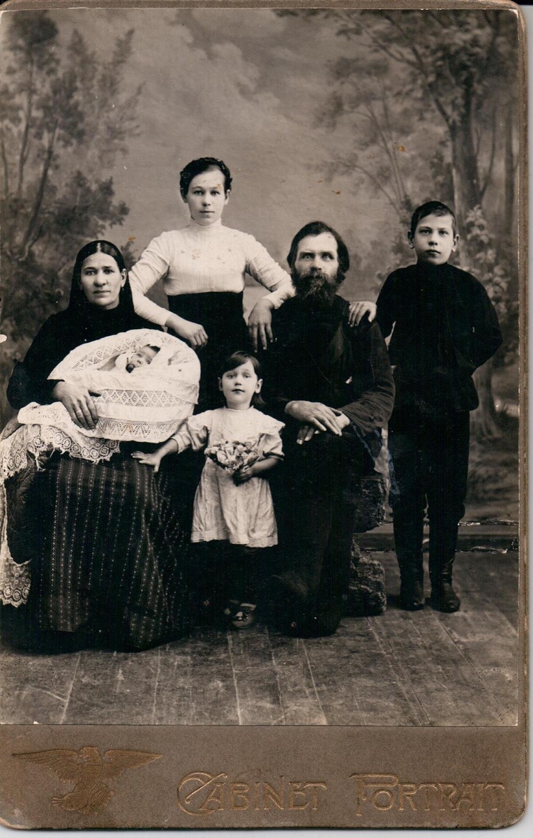 Семья Степана Путимцева. Фото сделано незадолго до свадьбы Анны