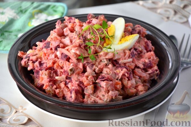 картофель, свекла, огурцы маринованные, морковь, яйца, лук репчатый, чеснок, майонез, горчица столовая, соль, перец чёрный молотый