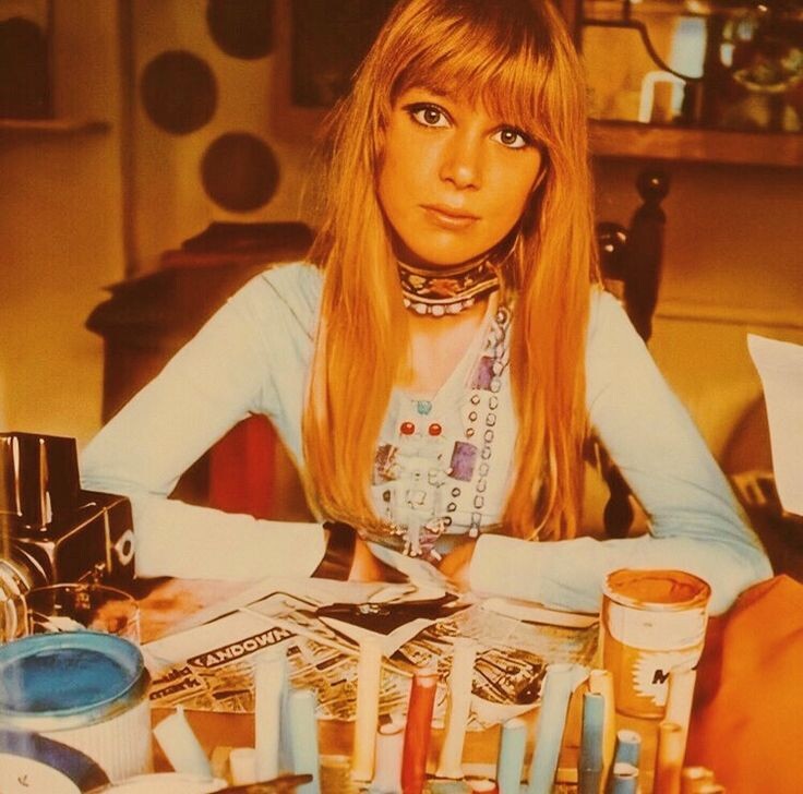 И фото красивой девушки из прошлого для привлечения внимания. По традиции