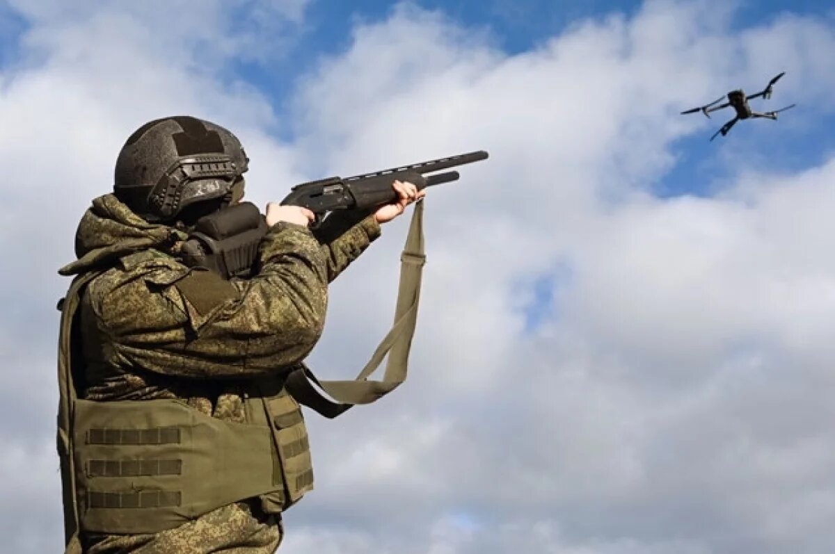    Российский боец сбивает дрон из дробовика