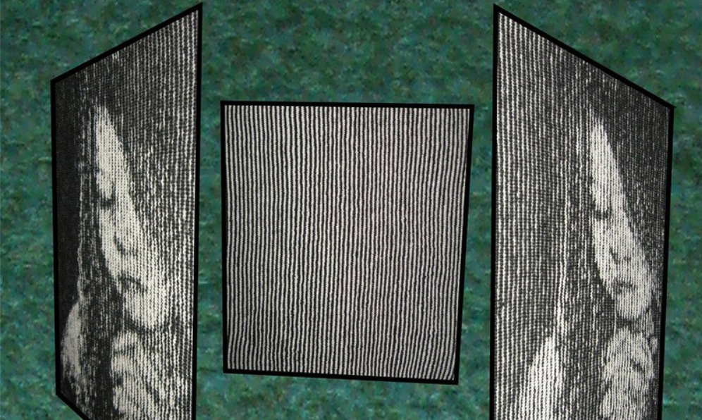 На фото одно вязаное полотно, но под разными ракурсами. Под прямым углом видно только полосы. Под боковым углом зрения можно увидеть изображение девочки. Фото из интернета