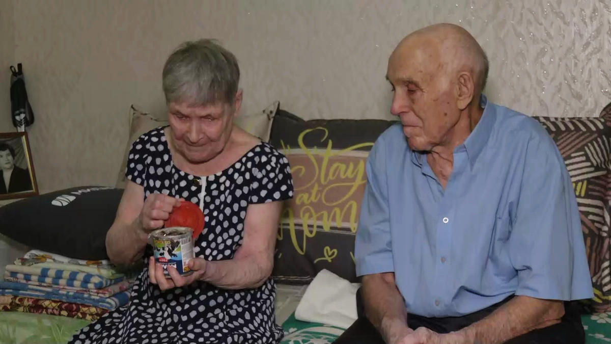    Пожилая семейная пара из Нижневартовска передала советские монеты для скульптуры ко Дню Победы