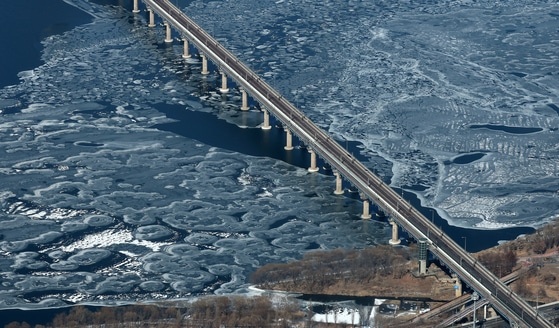    Ледяные щиты покрывают поверхность реки Хан в районе Джамсиль на юге Сеула 9 февраля, когда температура опускается ниже точки замерзания. [NEWS1]