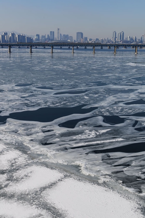    Ледяные щиты покрывают поверхность реки Хан в южной части Сеула 9 февраля, когда температура опускается ниже точки замерзания. [YONHAP]
