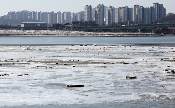    Льдины покрывают поверхность реки Хан в западной части Сеула 9 февраля, когда температура опускается ниже точки замерзания. [NEWS1]